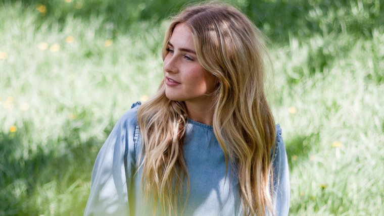 Haare natürlich aufhellen, Hausmitteln zum Aufhellen der Haare, Haare aufhellen, Vitamin C Haare aufhellen, Kamilletee Haare aufhellen, Zitrone Haare aufhellen, Honig Haare aufhellen