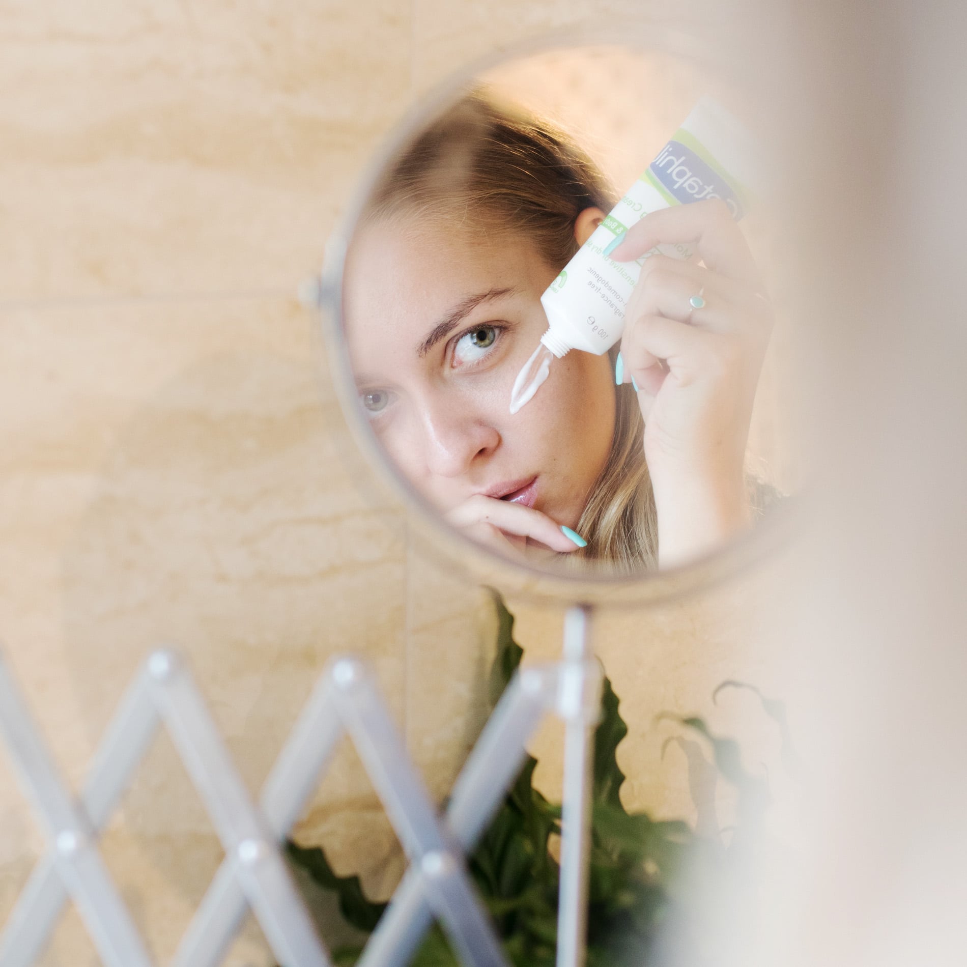 Augencreme verwenden, Beauty Tipps zur Augencreme, Augencreme, Augencreme Anwendung, Augencreme Naturkosmetik, Augencreme wirklich erforderlich, Augencreme gegen Faltenbildung, Hautpflege, Gesichtspflege, Augenpartie pflegen, frische Augenpartie, frisch und fit aussehen durch Augencreme