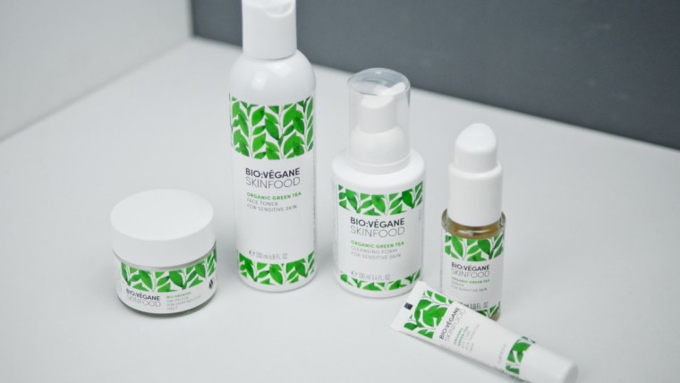 Ich habe für Euch die Bio Grüntee Pflegeserie von Bio:Végane Skinfood und gleich zwei weitere Produkte getestet...