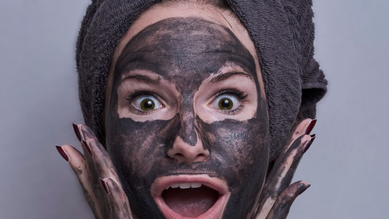 Entdecke 10 einfache Rezepte für selbstgemachte Gesichtsmasken aus Küchenzutaten. Pflege deine Haut natürlich und effektiv für einen strahlenden Teint!