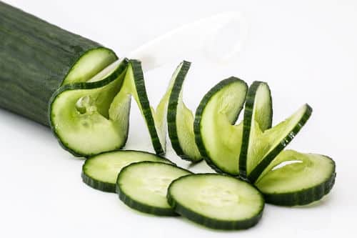 Entdecke 10 einfache Rezepte für selbstgemachte Gesichtsmasken aus Küchenzutaten. Pflege deine Haut natürlich und effektiv für einen strahlenden Teint!
