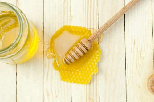 Entdecke 10 einfache Rezepte für selbstgemachte Gesichtsmasken aus Küchenzutaten. Pflege deine Haut natürlich und effektiv für einen strahlenden Teint!