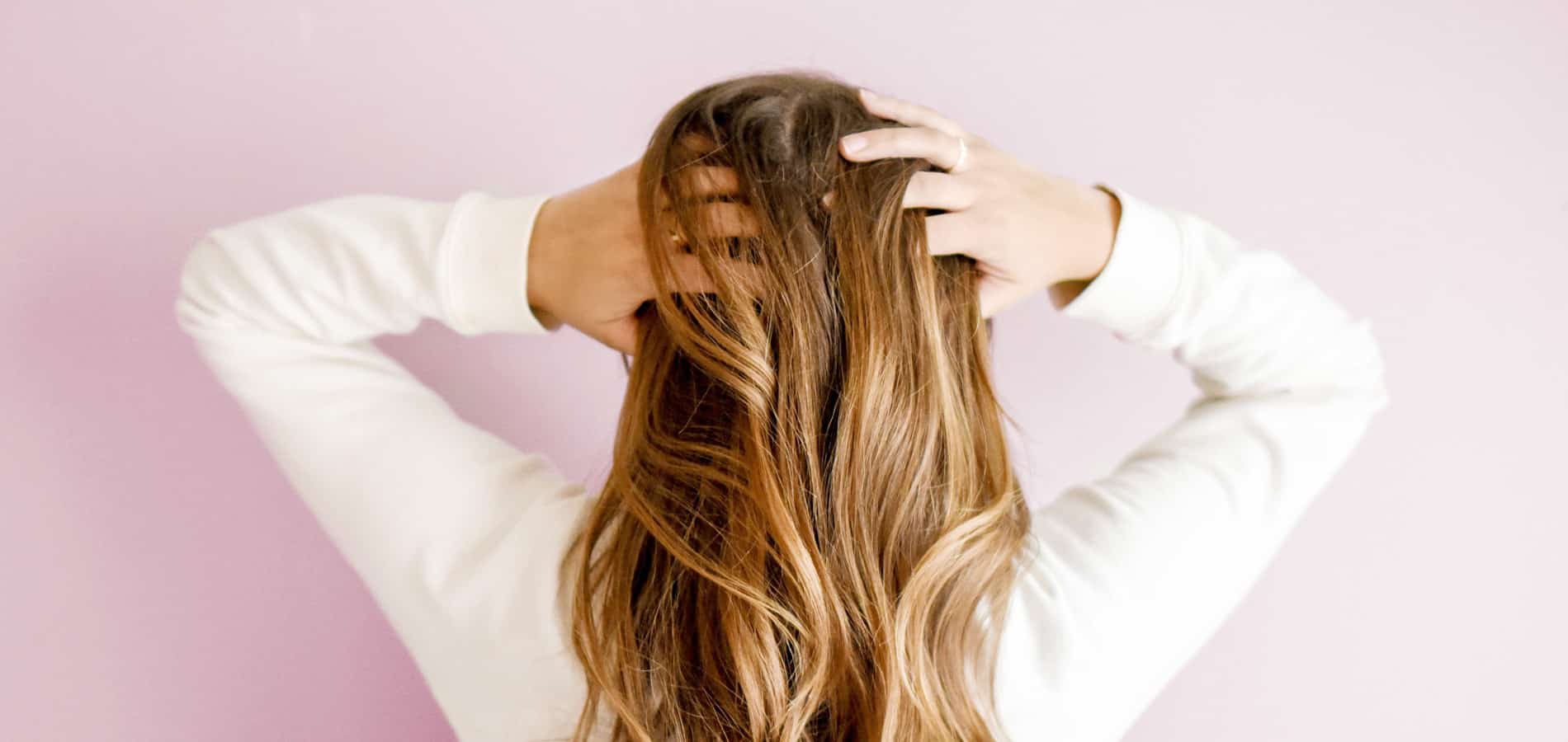 trockene juckende Kopfhaut, trockene Kopfhaut, Tipps gegen trockene juckende Kopfhaut, Shampoo bei trockener Kopfhaut, Kofhautmassage, Was hilft bei trockener juckender Kopfhaut