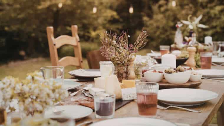 Outdoor Dining: Hygge Sommerabend unter freiem Himmel
